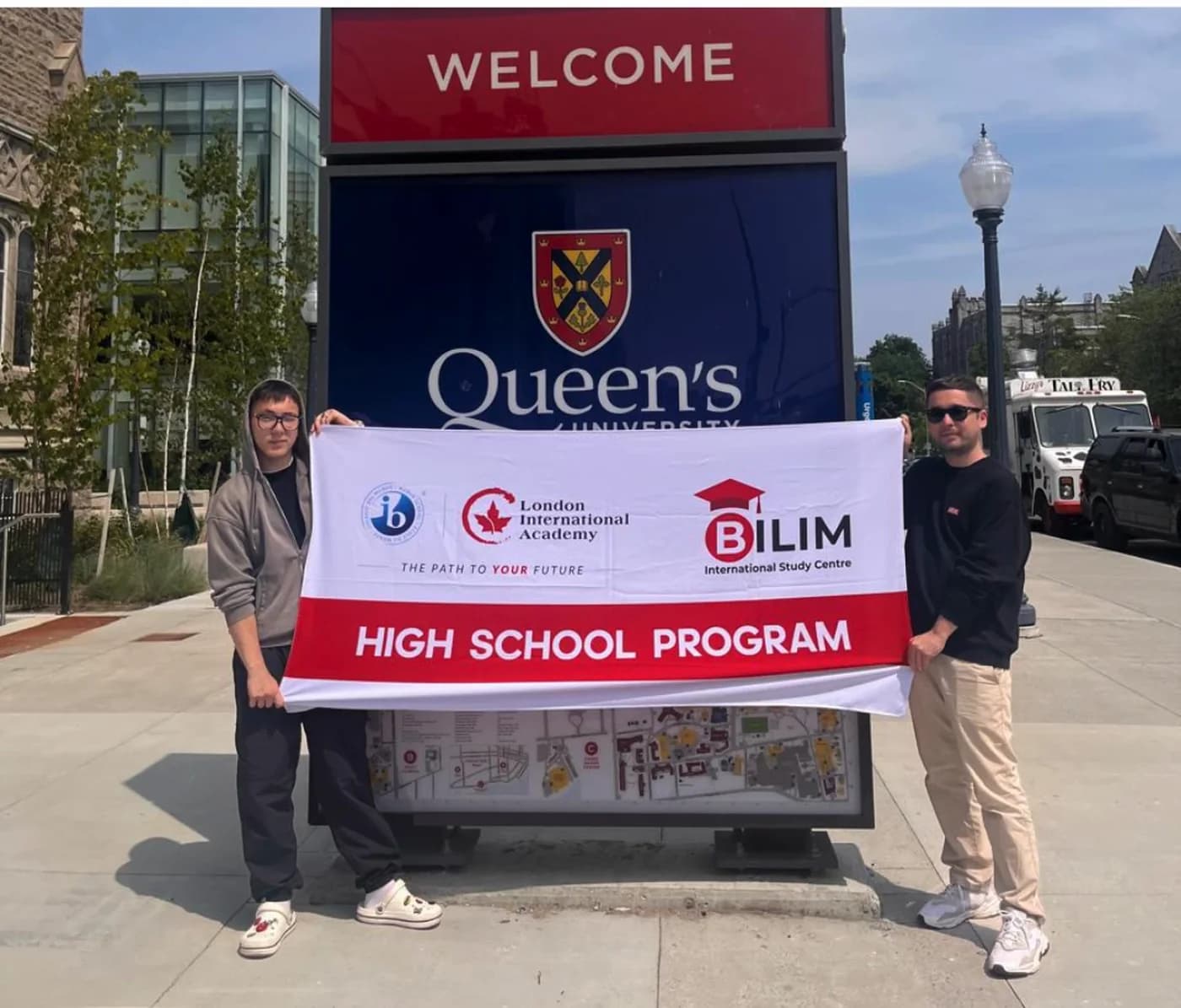 Ученики BILIM с баннером школьной программы у Queen's University в Канаде, летний семестр 2025